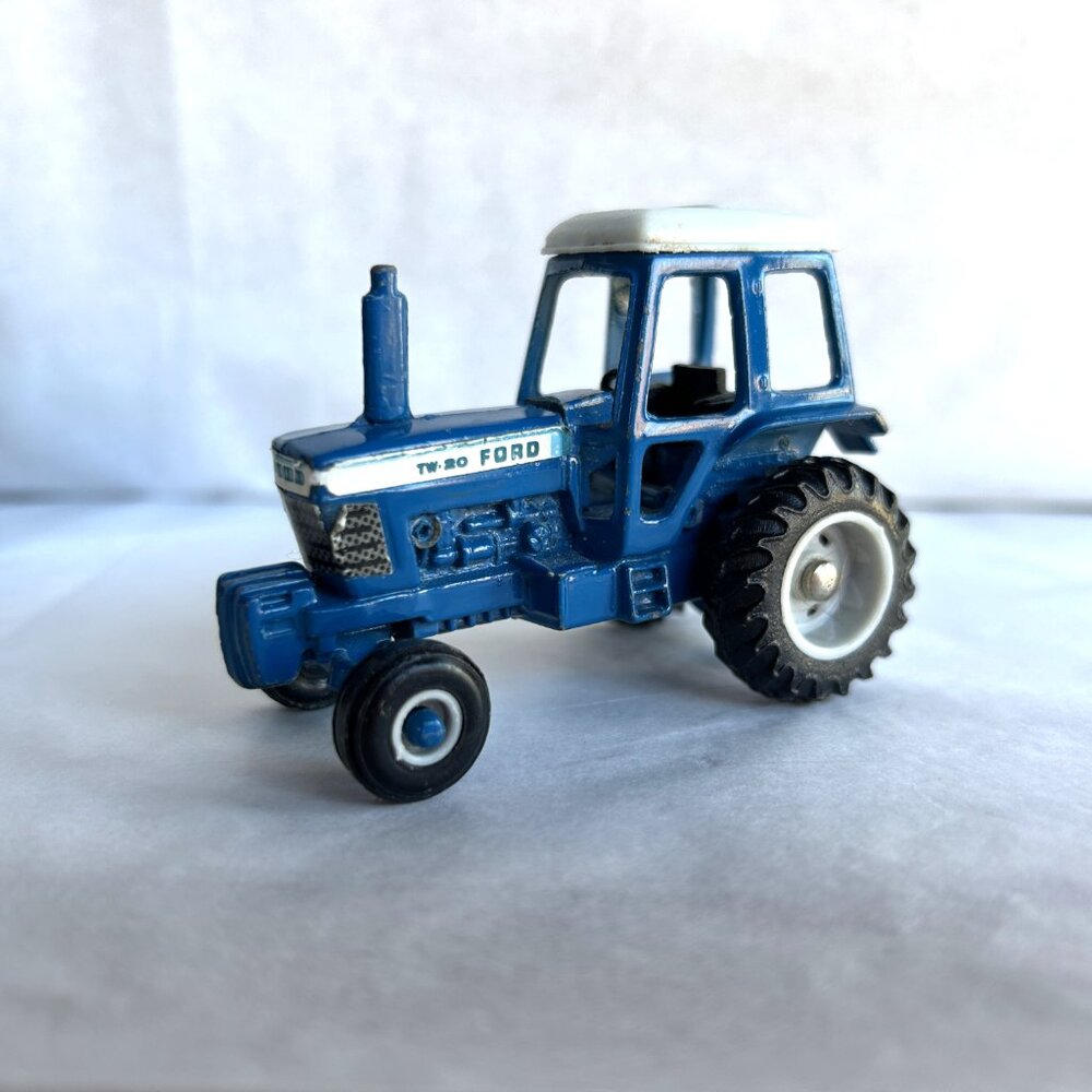 Ertl Farm Machinery Play Set with Extra Tractor and Barge Wagon - Picture 11 of 16